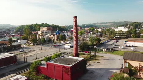 Eine-Antenne-Um-Eine-Amerikanische-Industriestadt-Mit-Ukrainisch-orthodoxem-Kirchenhintergrund