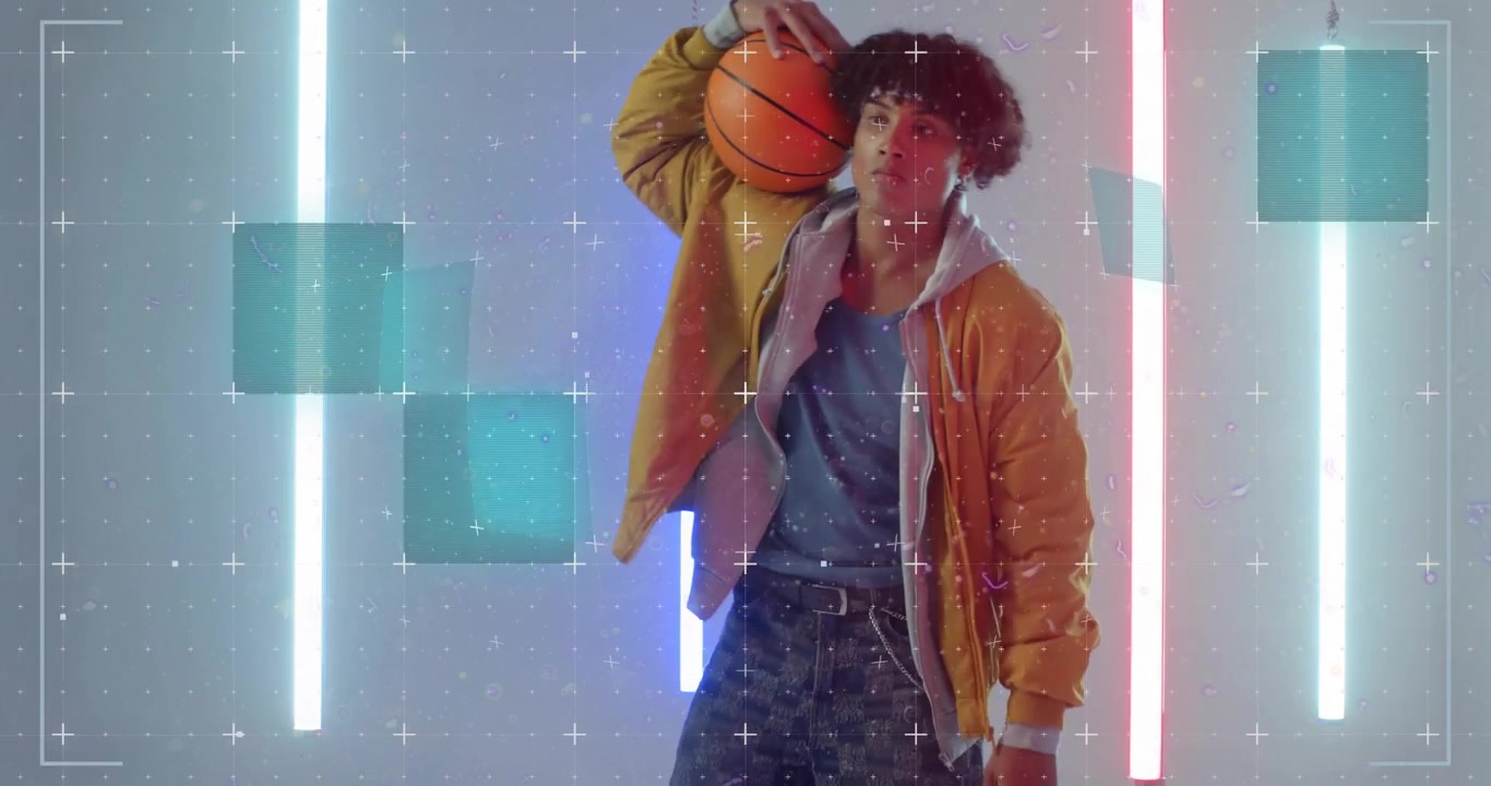 Artista che fa girare un pallone da basket, causando un glitch, spingendolo e afferrandolo mentre quadrati digitali fluttuano in un ambiente tecnologico.