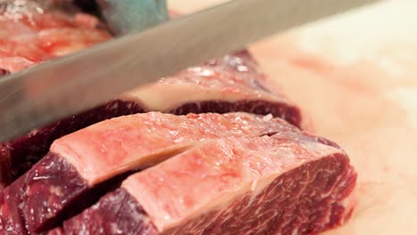 carnicero repartiendo carne cruda para bistecs