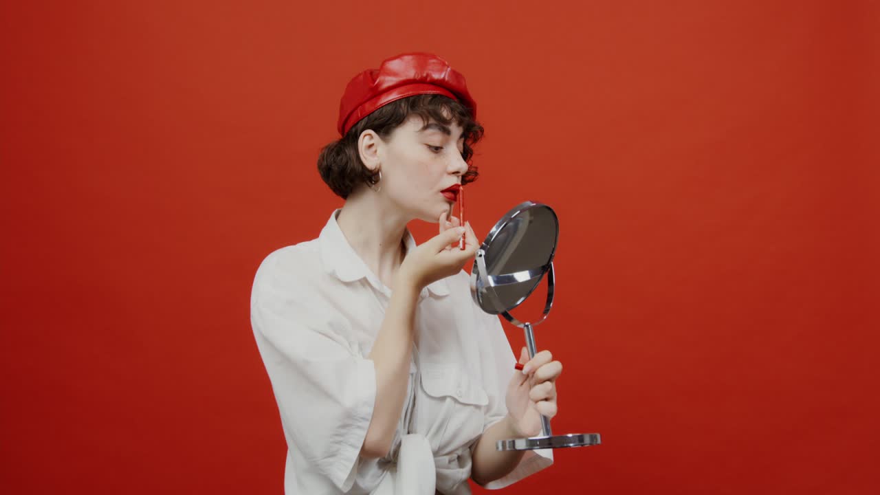 거울 앞 에서 립스틱 을 쓰는 여자