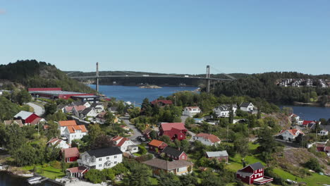 vista aérea ascendente del puente tromoy y la isla desde el continente noruego