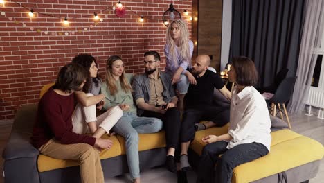 chicos y chicas sonrientes hablando y discutiendo en casa