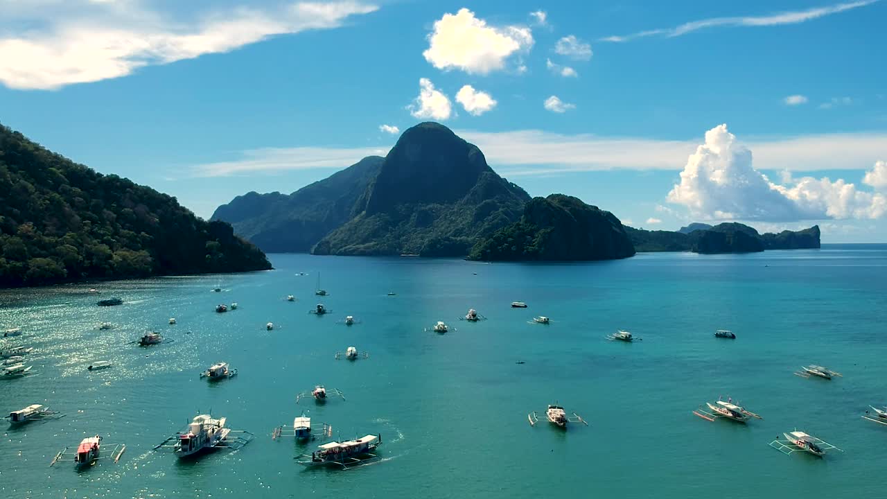 Cảnh trên không những chiếc thuyền ở vịnh El Nido, Palawan, Philippines