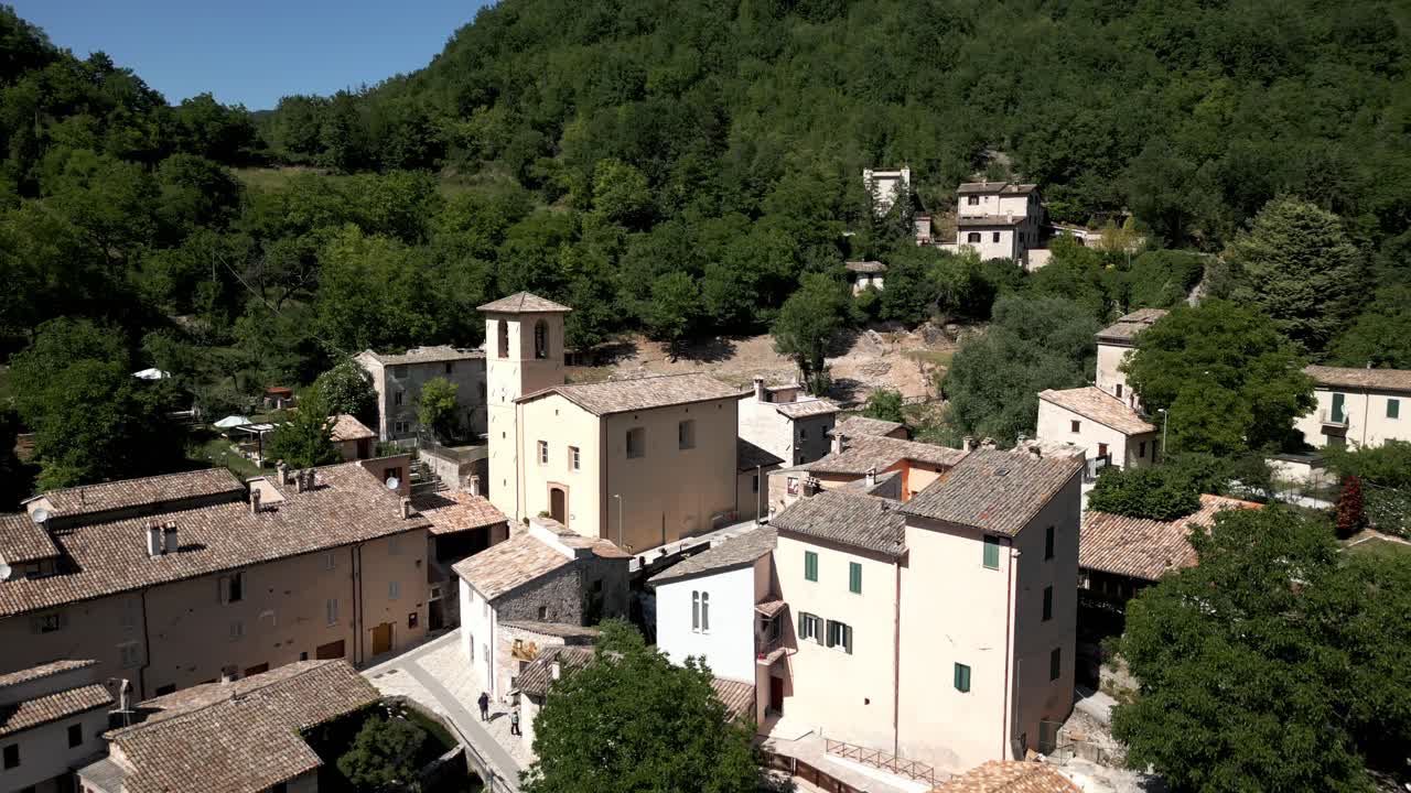 vista aérea de rasiglia, un pequeño pueblo ubicado en la provincia de perugia