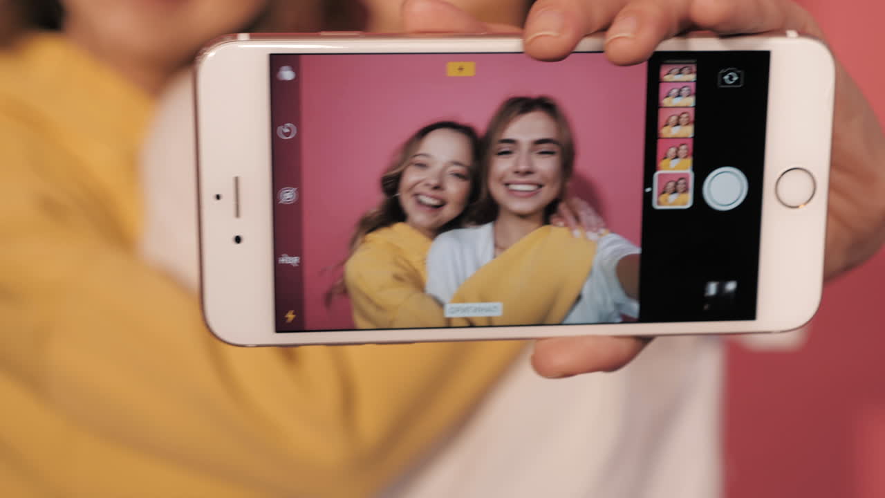 amigos felices tomando una selfie