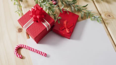 video de decoraciones de navidad con tarjeta blanca y espacio de copia en fondo de madera