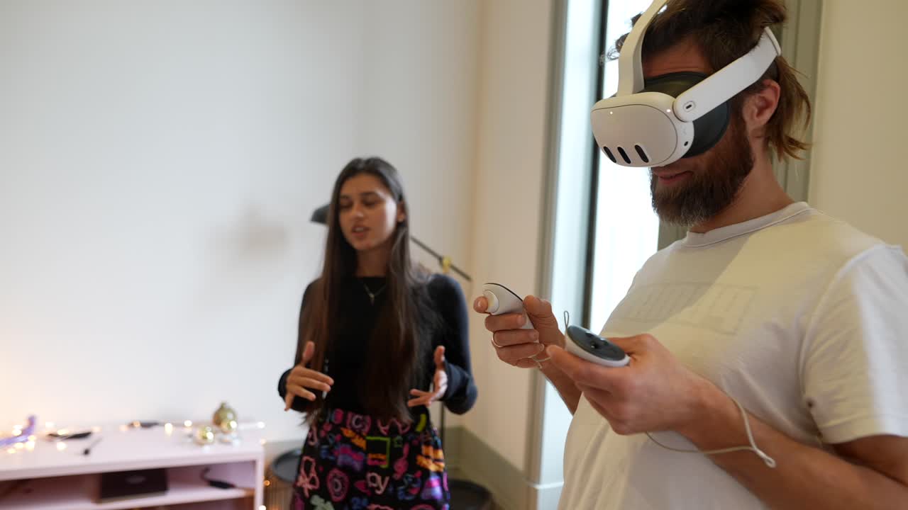 pareja experimentando realidad virtual en casa