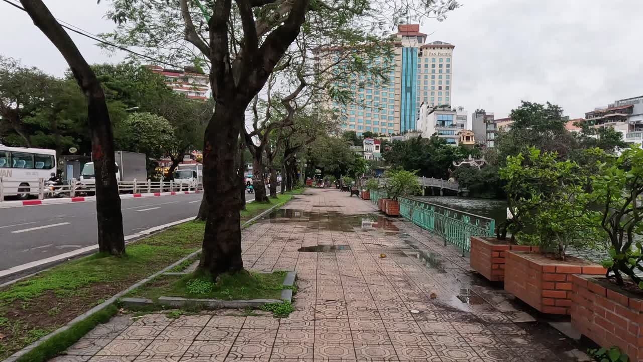 하노이 의 호수 근처 에 있는 차량 과 보행자 들