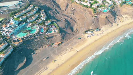 Paisaje-Marino-De-Verano-Hermosas-Olas,-Agua-De-Mar-Azul-En-Un-Día-Soleado