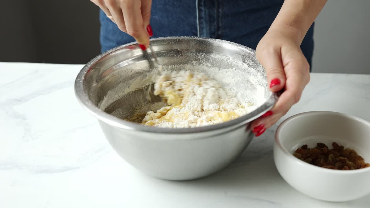 mujer mezclando masa de pan de plátano