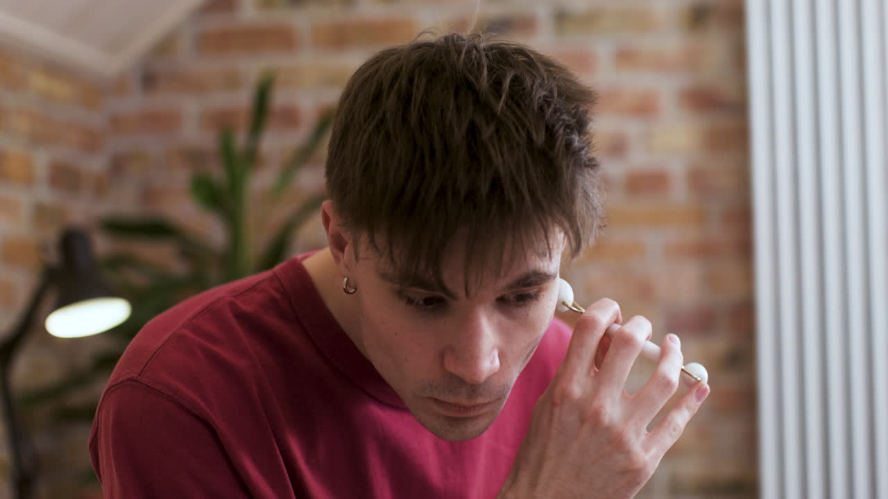 집에 있는 백인 남자