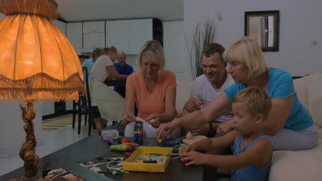 Niño-Pasando-Tiempo-Libre-Con-Papá-Y-Abuelas