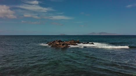 Scharfe-Felsen-Und-Türkisfarbenes-Wasser-An-Der-Küste-Von-Fuerteventura,-Kanarische-Inseln