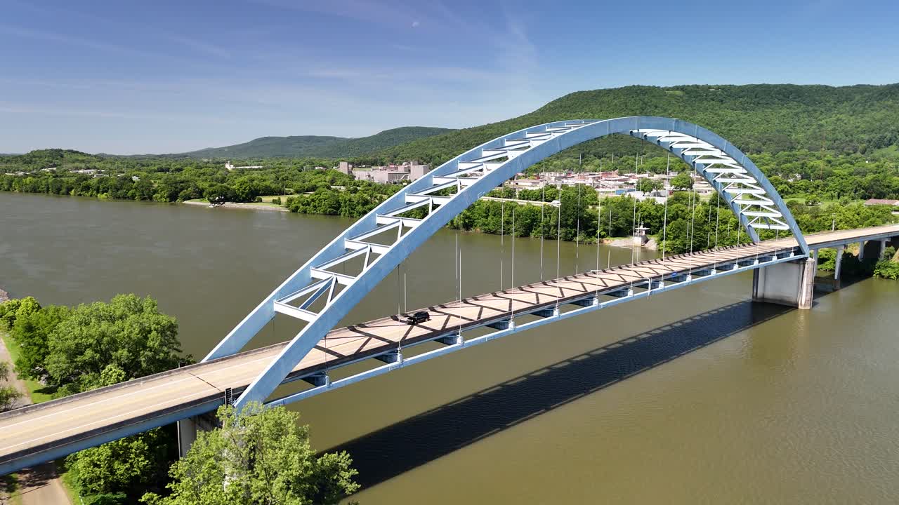 imágenes de drones en 4k del puente shelby rhinehart en el sur de pittsburgh, tennessee