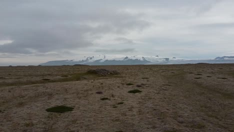 Campos-Interminables-En-Islandia-Con-Fondo-De-Montaña-En-Dolly-Aéreo-En