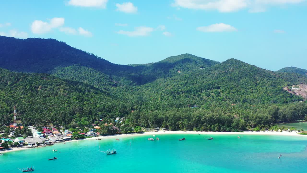 Cielo azul brillante sobre las montañas y agua de mar color turquesa en una isla tropical. Tailandia