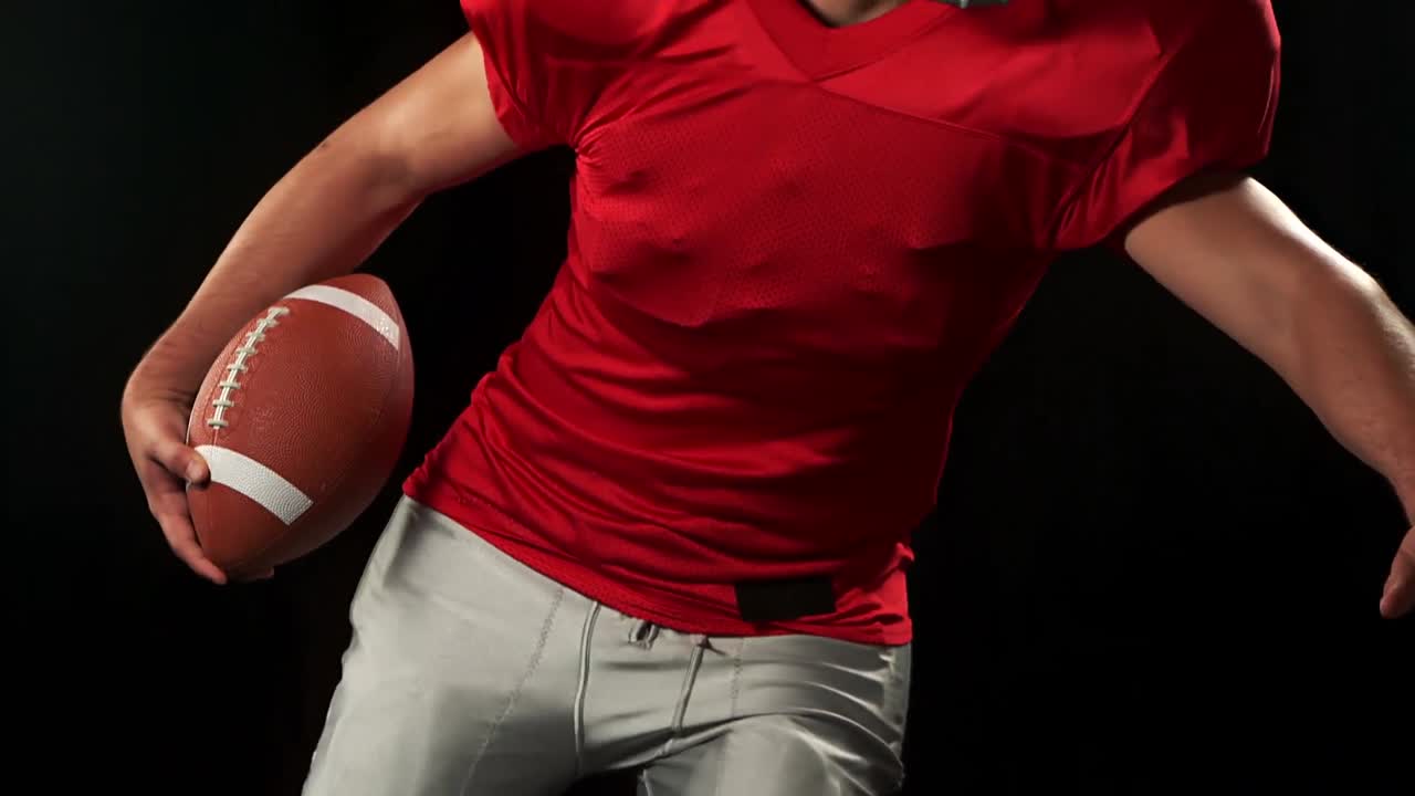 jugador de fútbol americano con camiseta roja jugando