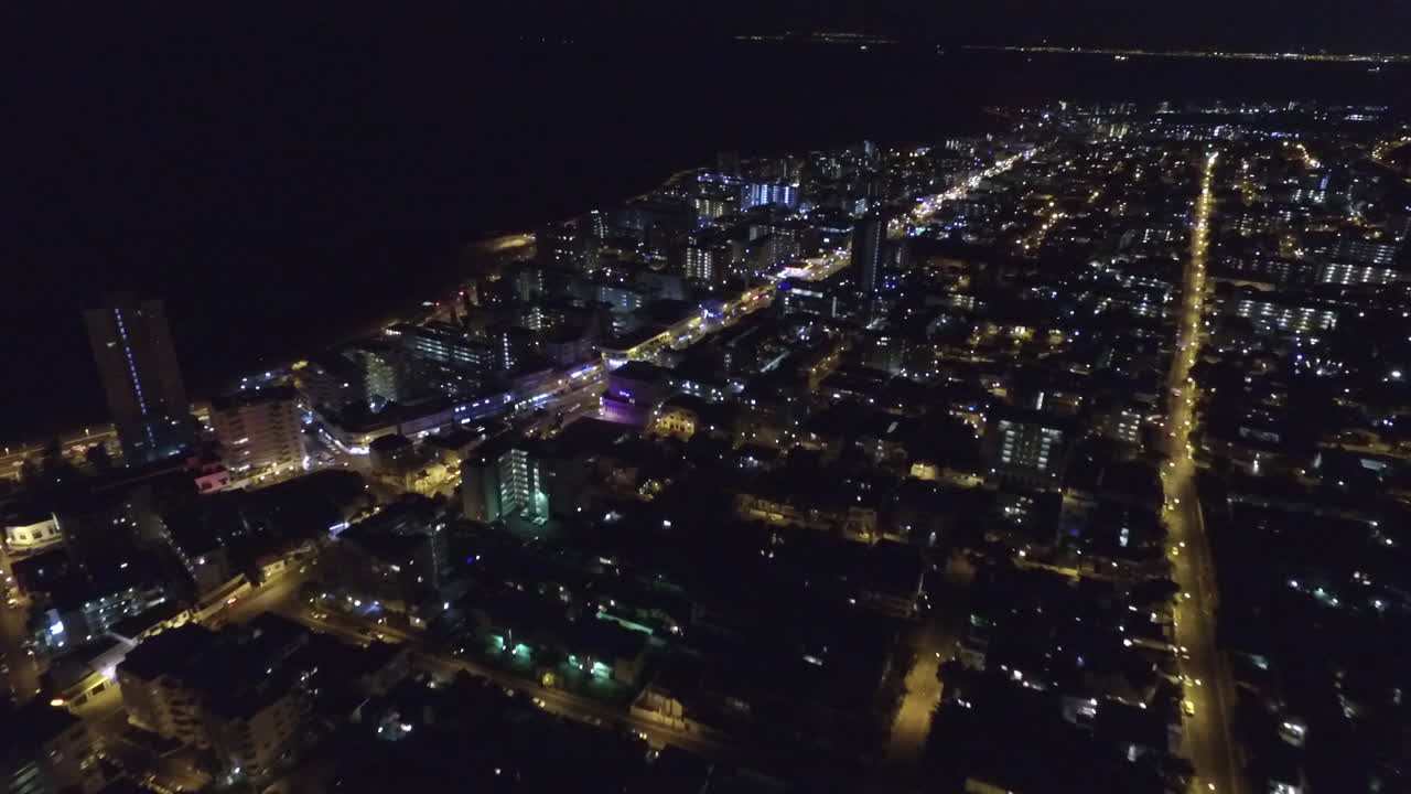 밤에 하늘에서 보이는 도시 불빛