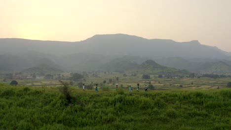 Menschen,-Die-Auf-Dem-Grasbewachsenen-Landweg-Von-Karjat-Mumbai-In-Indien-Spazieren---Luftaufnahme