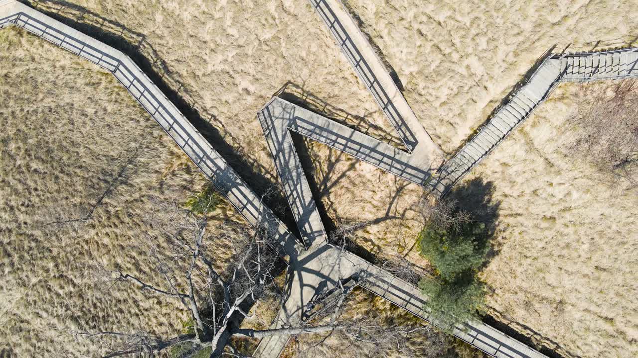 4 월 에 보드워크 근처 에 있는 모래 언덕 잔디 와 해변 잔디