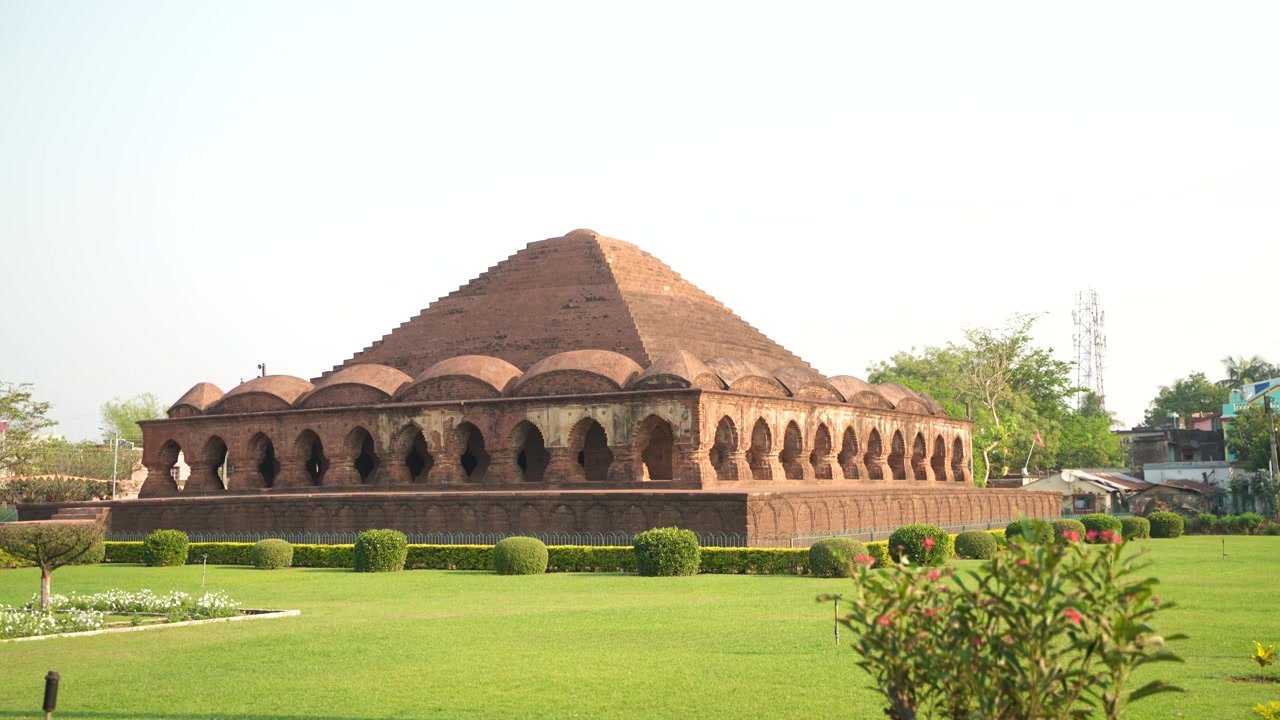 Questo Tempio Ras è uno dei più importanti punti di riferimento architettonici di Bishnupur, Bengala Occidentale. I Templi in Terracotta di Bishnupur