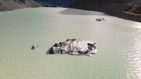 Eisberg-Im-Hooker-Lake-Luftaufnahme-Von-Aoraki-–-Mt.-Cook,-Neuseeland