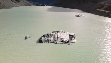 iceberg en el lago hooker revelación aérea de aoraki - mt cook, nueva zelanda