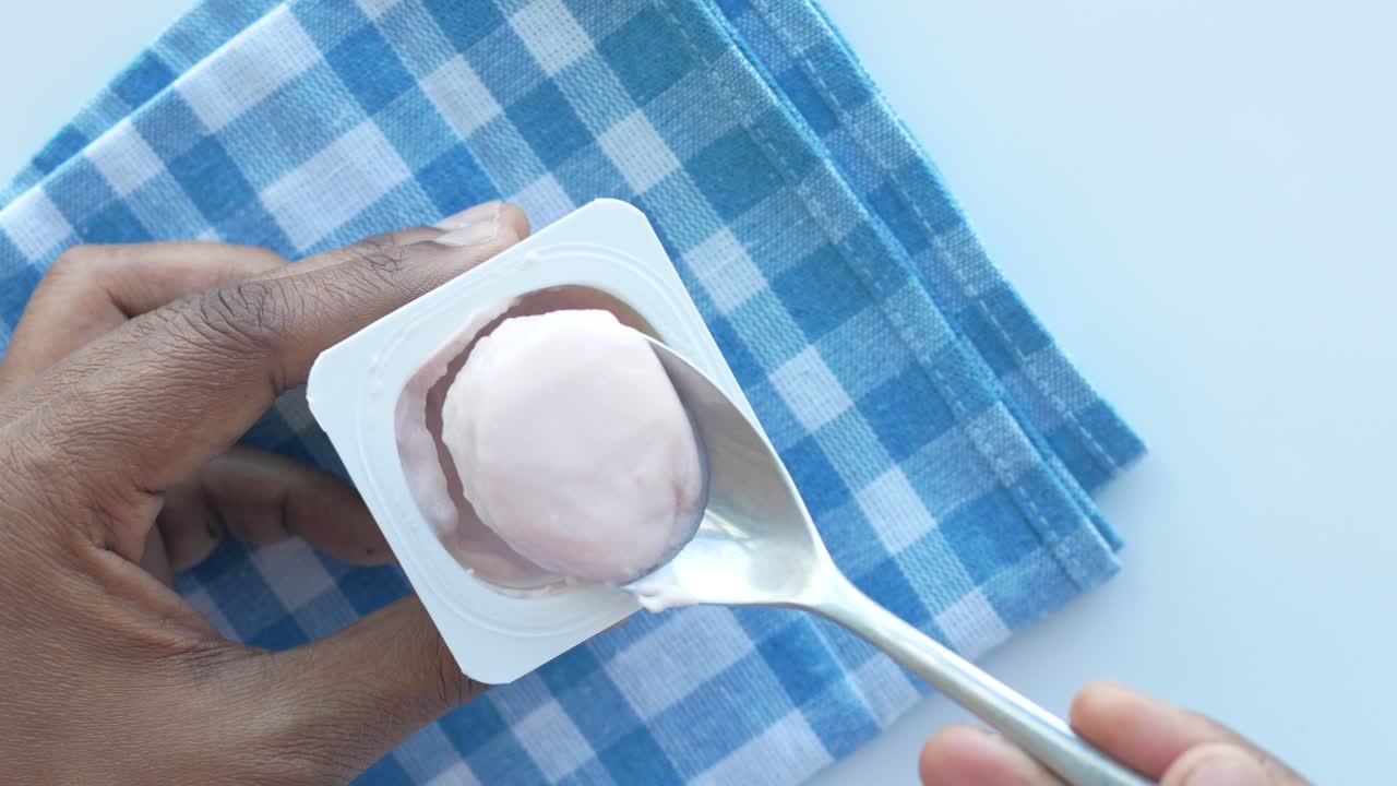 컨테이너에서 요구르트를 먹는 것