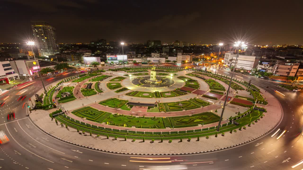 4k time-lapse del anochecer a la noche: el horizonte de bangkok y el tráfico en la hora pico.