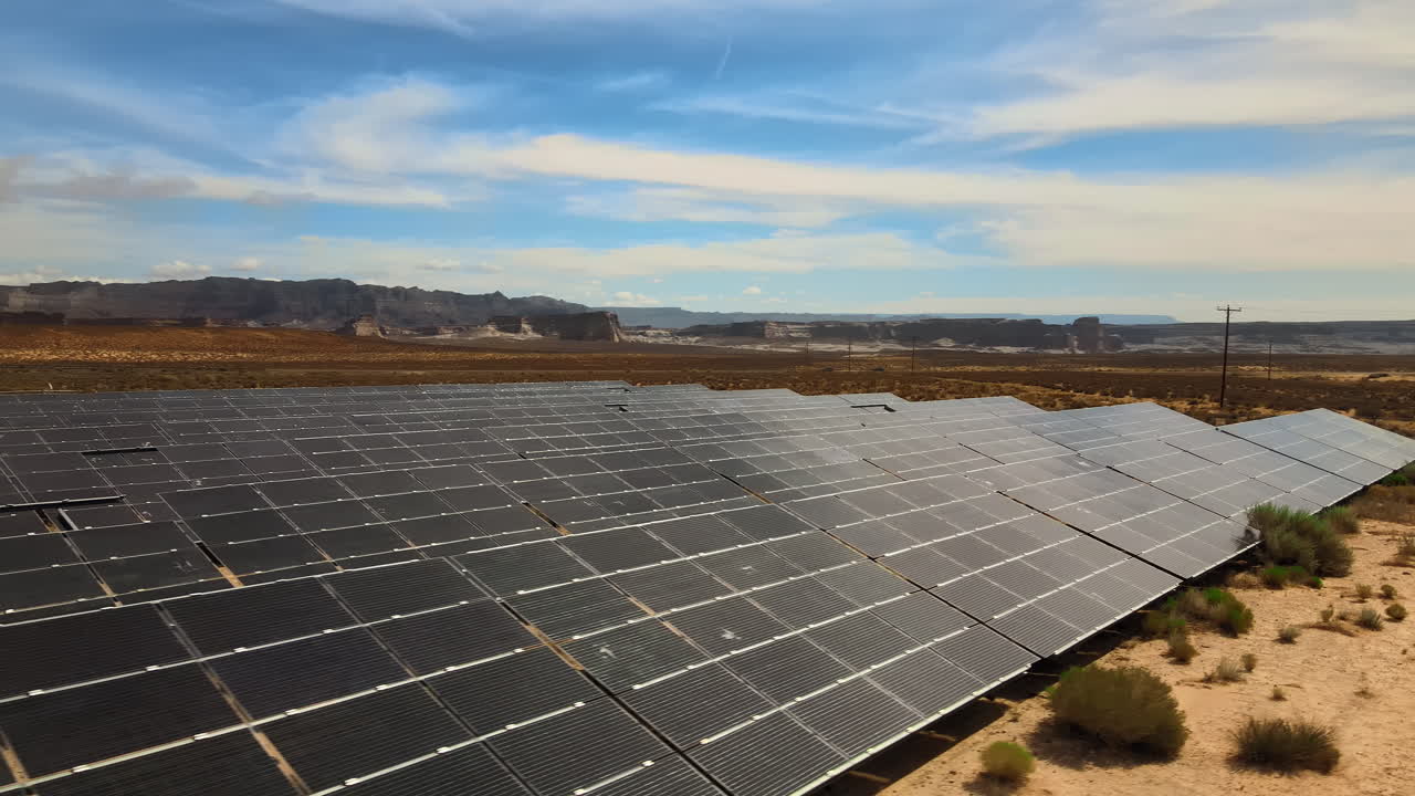 una granja solar en el paisaje desértico de utah
