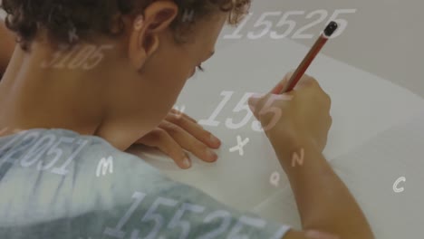 animación de alfabetos y números cambiantes flotando sobre un niño caucásico estudiando en clase en la escuela