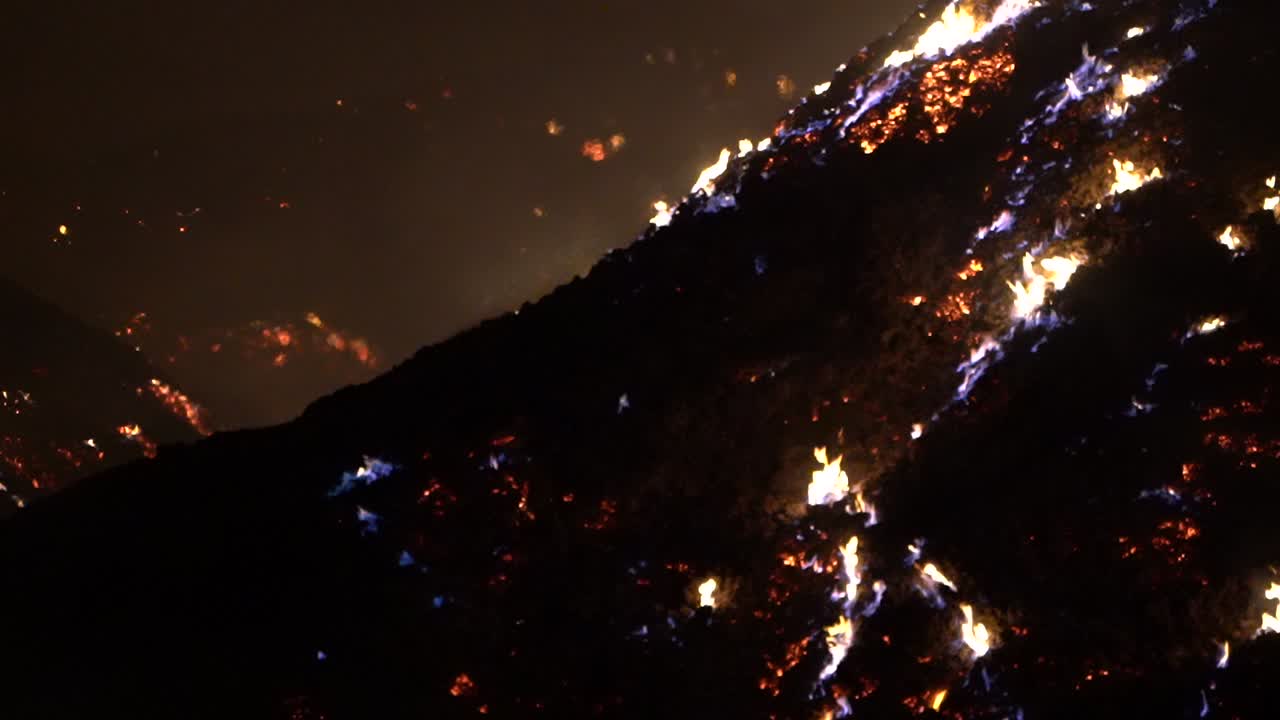 la granja de almendras está en llamas.