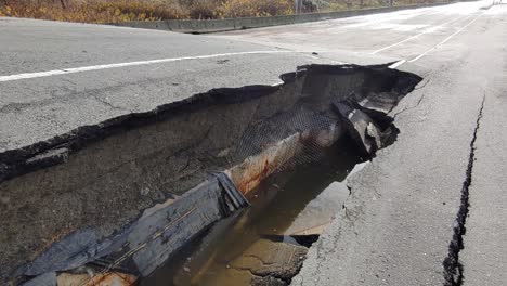 increíble agujero en la autopista 11 en abbotsford, bc, canadá, abierto pocos días después de las grandes inundaciones en décadas