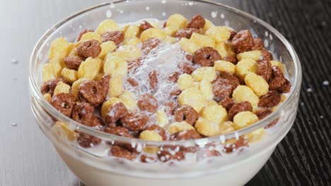 cereal de maíz de chocolate para el desayuno en un tazón con leche.