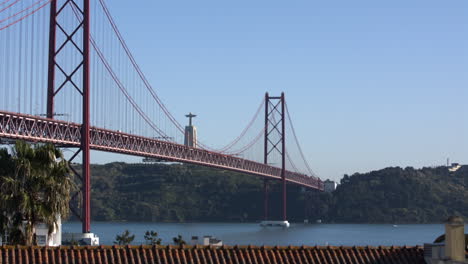 Ein-Wunderschöner,-Friedlicher-Tag-An-Der-Erstaunlichen-De-Abril-Brücke-In-Portugal---Nach-Unten-Geneigter-Schuss