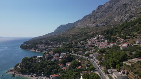 croacia dividida, imita la vista aérea con la vista aérea del adriático