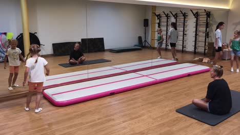 clase de gimnasia para niños en la pista de aire