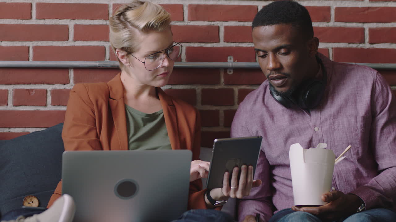 personas de negocios diversas disfrutando del almuerzo comiendo juntas disfrutando de relajarse en la oficina brainstorming discutiendo ideas creativas amigos colaborando en reuniones relajadas