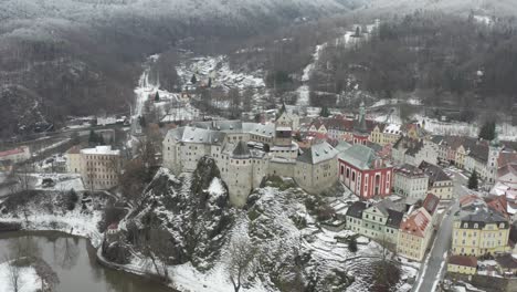 vista aérea del castillo medieval de loket, república checa en un paisaje invernal nevado