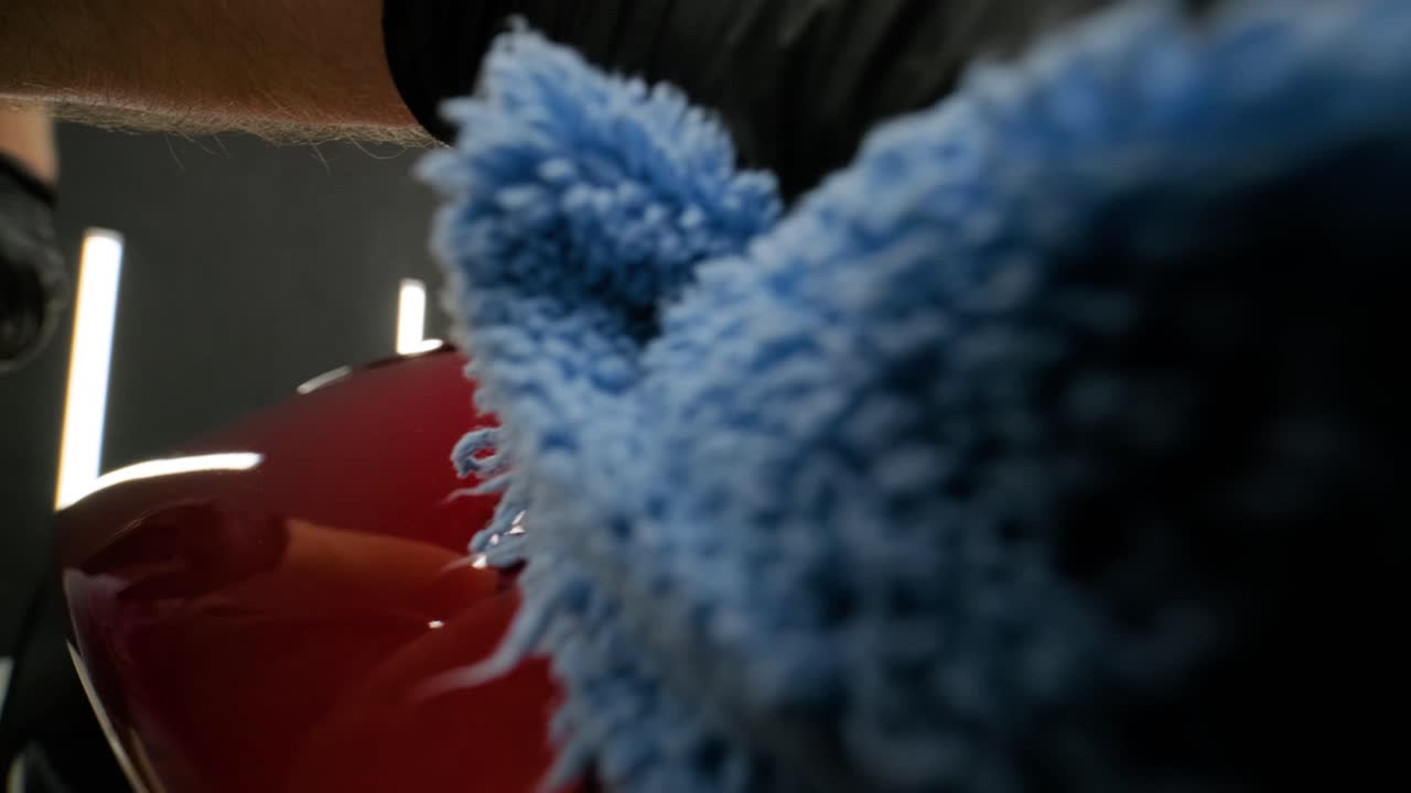 은 차를 는 작업자 - 자동차 세부 사항 - 남자들은 기계들을 사용하고 있습니다. 자동차 는 기계는 마크를 제거하기 위해 유지 보수합니다. 세라을 계속 코팅하기 전에 차의 페인트 표면에 따라 수리합니다.