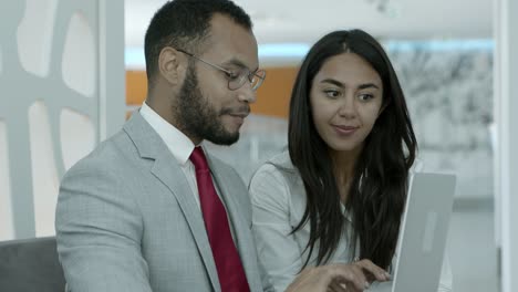 Gente-De-Negocios-Alegre-Usando-Laptop