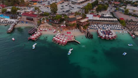 vista aérea del atardecer de ksamil, albania, mostrando sus impresionantes playas y aguas claras de color turquesa