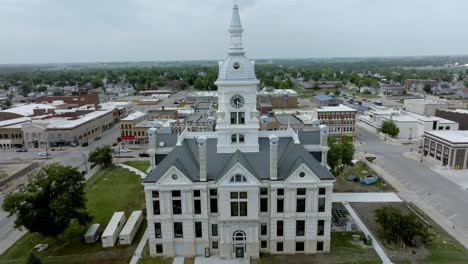 Juzgado-Histórico-Del-Condado-De-Marshall-En-Marshalltown,-Iowa-Con-Video-De-Drone-Retrocediendo