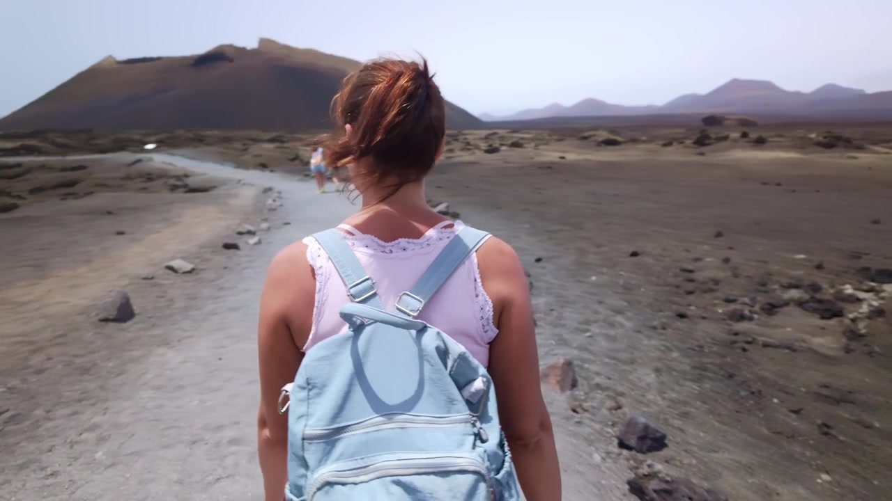 Donna che fa escursioni nel paesaggio vulcanico di Cuervo a Lanzarote