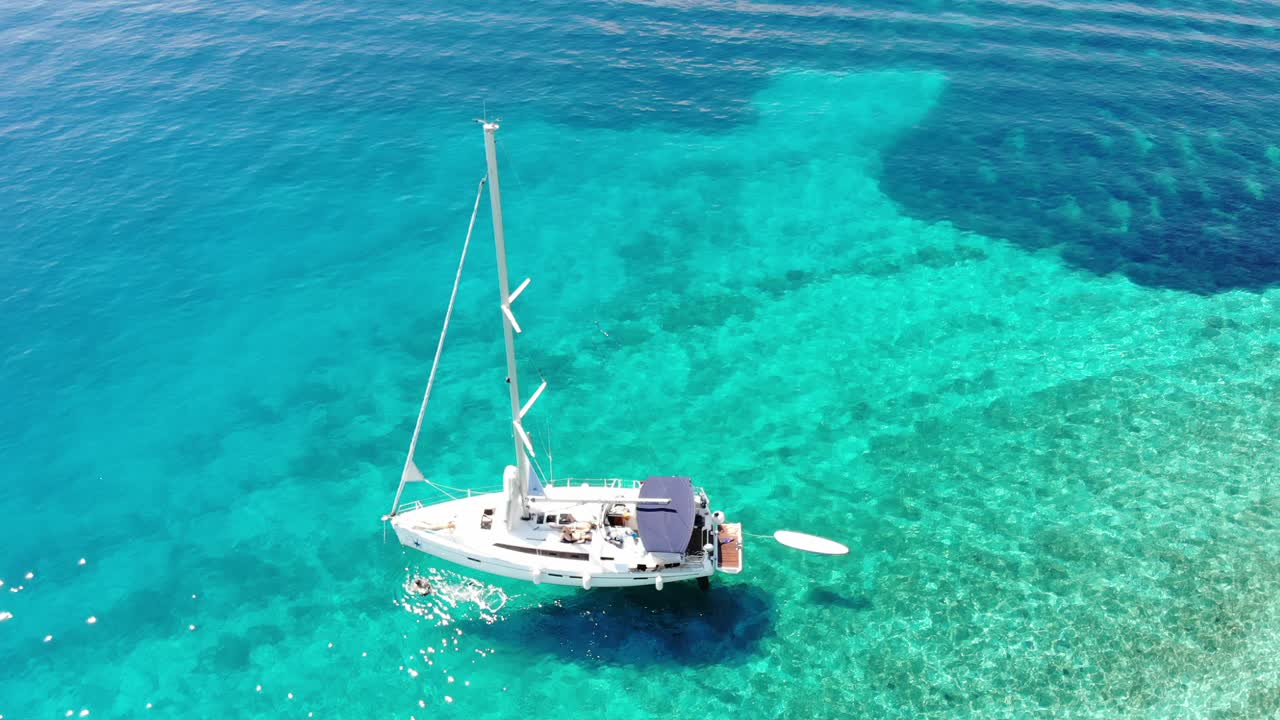 toma aérea de un dron de un barco en un mar cristalino en croacia