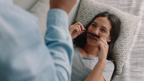 Feliz-Pareja-Tomando-Fotos-Juntos-Usando-La-Cámara-Divirtiéndose-Relajándose-En-Casa-En-El-Sofá-Disfrutando-De-Una-Relación-Romántica-Fotografiándose-Juguetonamente