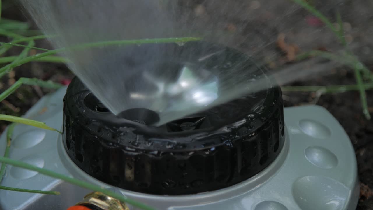 호스로 작동되는 정원 스프링클러의 정지된 샷을 닫은 다음 차단