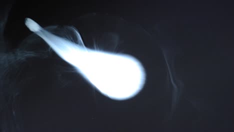 encantadores látigos blancos arrojados a un vacío negro, lo hacen; para obtener más información, busque "videoclip abstracto" usando las comillas