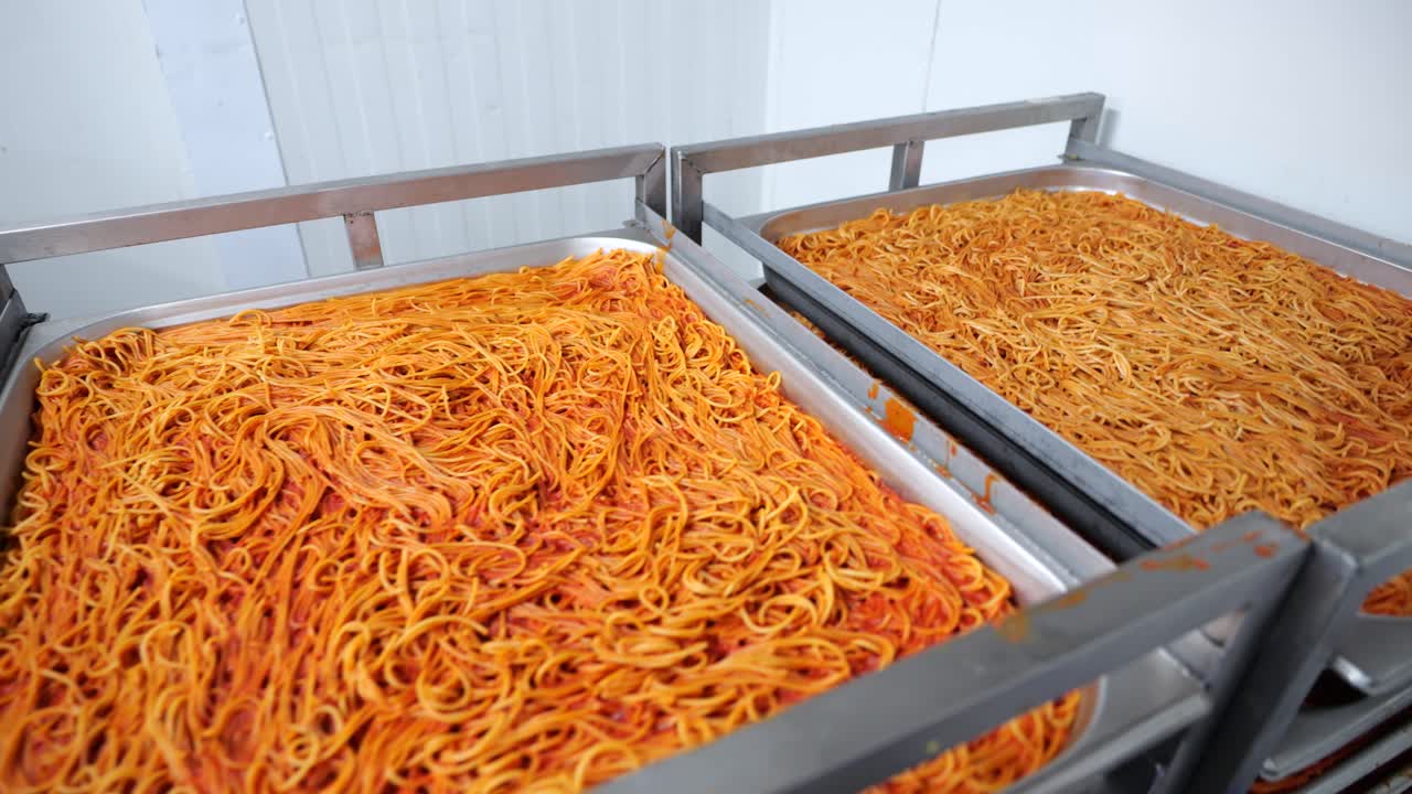 grandes ollas llenas de pasta en la cocina comercial en el carrito de alimentos