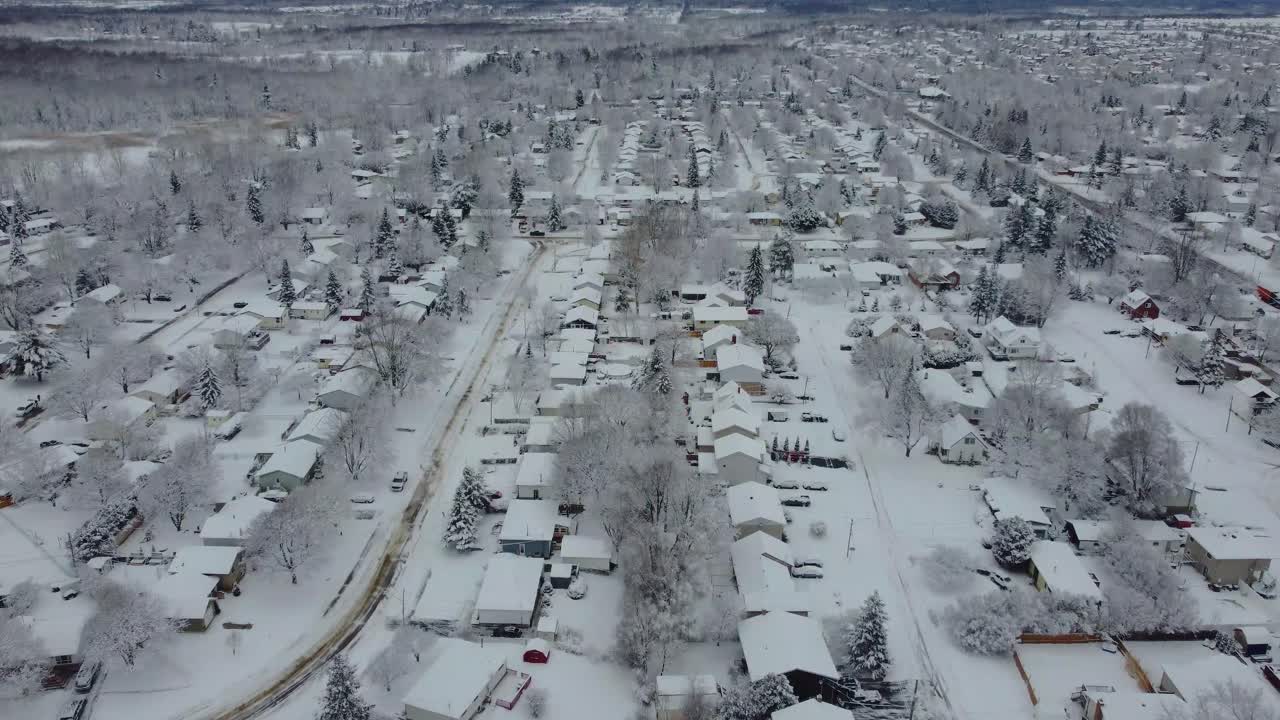 흐린 겨울날 공중 눈 덮힌 동네
